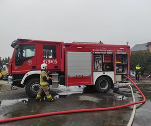 Kilkanaście wozów strażackich gasiło pożar miejscowości Kalinowy Dół 