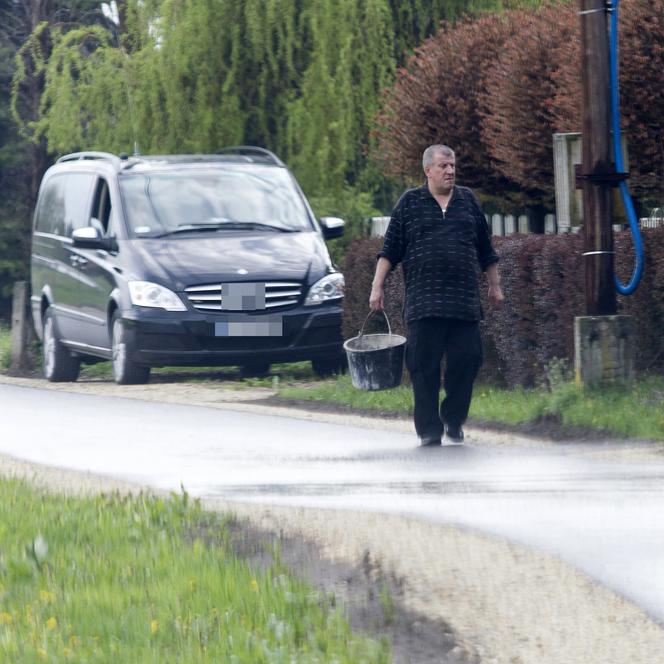 SZYDŁO DŹWIGA WIADRA POD OKIEM BOR-U.