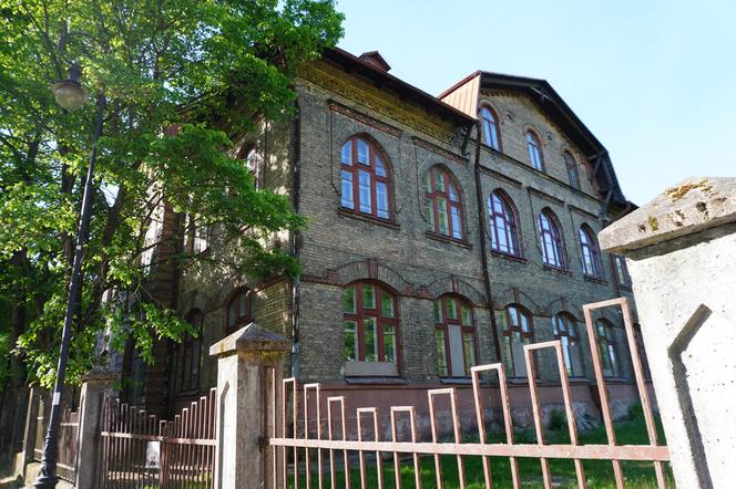 Stara żydowska szkoła w centrum Białegostoku. To ceglany zabytkowy budynek z początków XX wieku