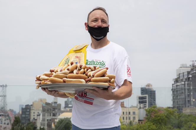 Joey Chestnut zjadł 75 hot dogów w 10 minut