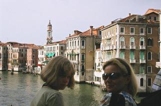 Pani Beata z córką Martą, w Wenecji, na moście Ponte di Rialto