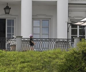 Rodzina Nawrockich przejęła Belweder: Kasia w kasku na hulajnodze, teściowe na balkonie