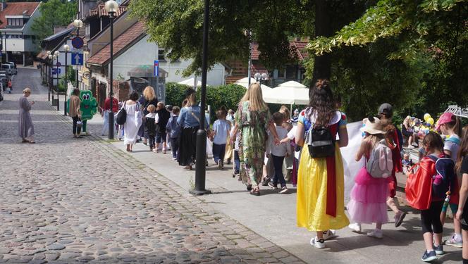 Dni Bajki 2024. W centrum Olsztyna zrobiło się bajkowo. Dzieci przejęły władzę nad miastem [ZDJĘCIA]