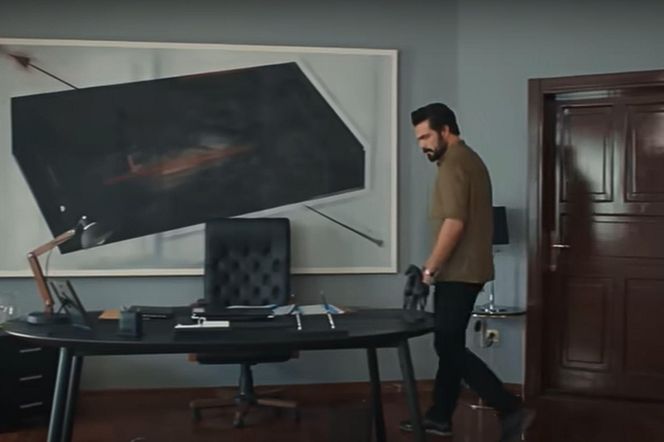 Yaman omal nie nakrywa Nany w swoim gabinecie 