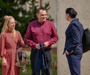 Na Wspólnej odc 4089. Renata (Marta Jankowska), Sławek (Mariusz Słupiński), urzędniczka (Katarzyna Dworak)