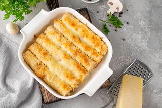Naleśniki nadziej tym aromatycznym farszem. Prosty przepis na obiad z piekarnika 