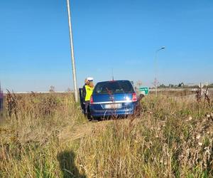 Pijany kierowca utknął oplem na środku ronda w Marzeninie