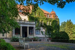 Ten zabytek na Warmii zwiedzają tysiące turystów. Jesienią wygląda magicznie!