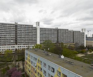 anic w centrum Wrocławia. Szesnastopiętrowy galeriowiec przy Powstańców Śląskich to jeden z największych molochów we Wrocławiu