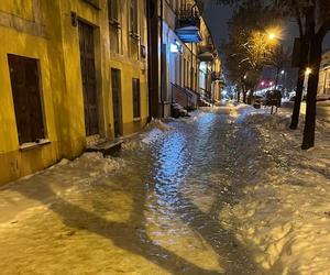 Gołoledź sparaliżowała Suwałki. Lód na chodnikach i drogach, dużo wypadków [ZDJĘCIA]