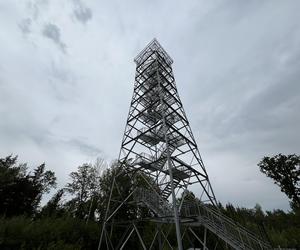   To najwyższa wieża widokowa w warmińsko-mazurskim. Trzeba pokonać niemal 200 schodów. Zobacz zdjęcia