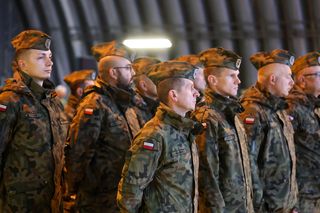 Donald Tusk w bazie lotnictwa w Łasku