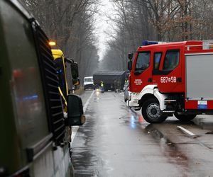 Wypadek ciężarówki z żołnierzami pod Warszawą. Jedna osoba nie żyje, pięć w szpitalu