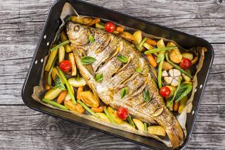 Ryba zapiekana z warzywami: prosty przepis na danie rybne