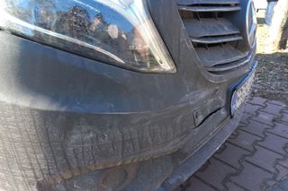 Dzwon przed wiaduktem w Lesznie. Kolizja białych firmowych aut [ZDJĘCIA]