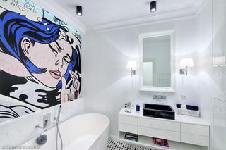 Biała łazienka w stylu pop-art z wielkoformatowym komiksem na ścianie