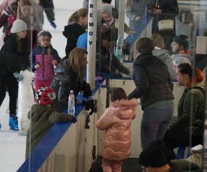 Ferie zimowe na Torbydzie w Bydgoszczy. Lodowisko pęka w szwach