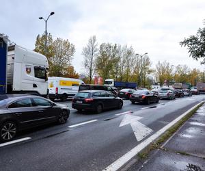 Przebiegał przez sześć pasów jezdni w Katowicach! W ciężkim stanie trafił do szpitala