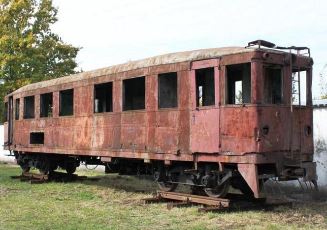 Wagon elektryczny z 1937 r., który może po remoncie stanąć obok budynku