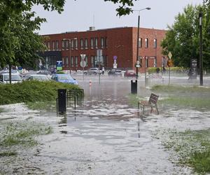 Nawałnica nad Gnieznem. Miasto zalały strumienie wody po ulewie i gradobiciu [ZDJĘCIA].