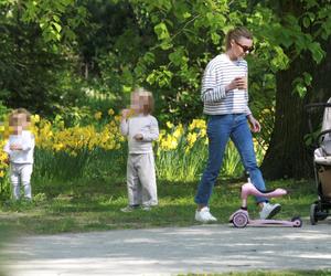 Kasia Tusk z córeczkami na spacerze