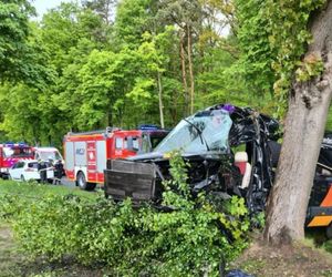 Wypadek pod Radomskiem. Bus wbił się w drzewo! Sześć osób w szpitalu, droga zablokowana