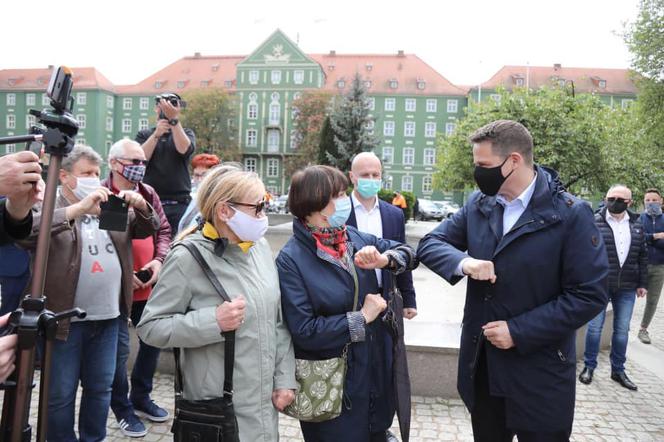 Trzaskowski nie przestrzega rządowych obostrzeń