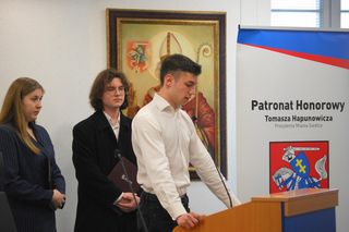 W marcu 2025 roku 47 uczniów szkół podstawowych i ponadpodstawowych debatowało w Urzędzie Miasta Siedlce w ramach kampanii profilaktycznej „Widzę – rozmawiam – reaguję”.