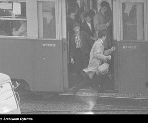 QUIZ PRL. Polska Ludowa na kołach i szynach: sprawdzian Twojej motoryzacyjnej pamięci! 