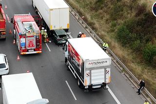 Osobówka wbiła się między dwa tiry. Dramatyczny wypadek na S8