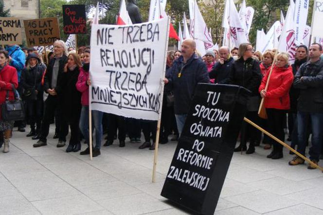 W Poznaniu przeciwko reformie oświaty nauczyciele pikietowali już w październiku.