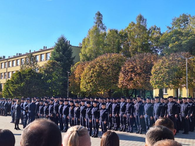 Uroczyste zakończenie szkolenia policyjnego w Katowicach. Ponad 200 nowych policjnatów