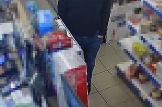 Nałogowy zdrapkowicz w oku kamery