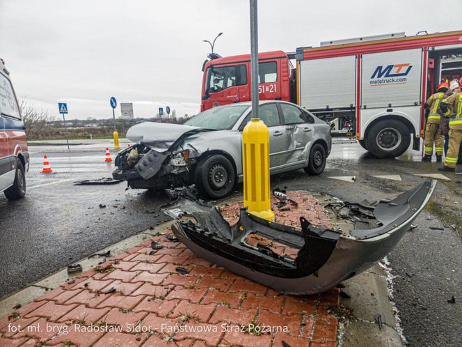 Ostrowiec Świętokrzyski. Dwa volvo roztrzaskane na skrzyżowaniu, są ranni