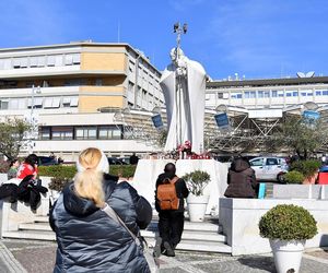 Wierni modlą się za papieża Franciszka. Tłum pod kliniką Gemelli w Watykanie