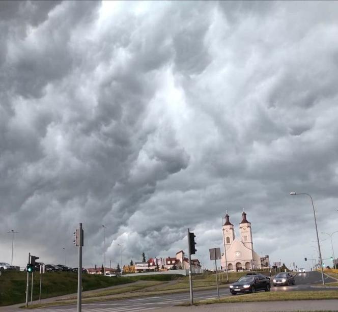 Ponad 130 wyjazdów strażaków po burzach, a to jeszcze nie koniec! Nad Łomżą już grzmi!