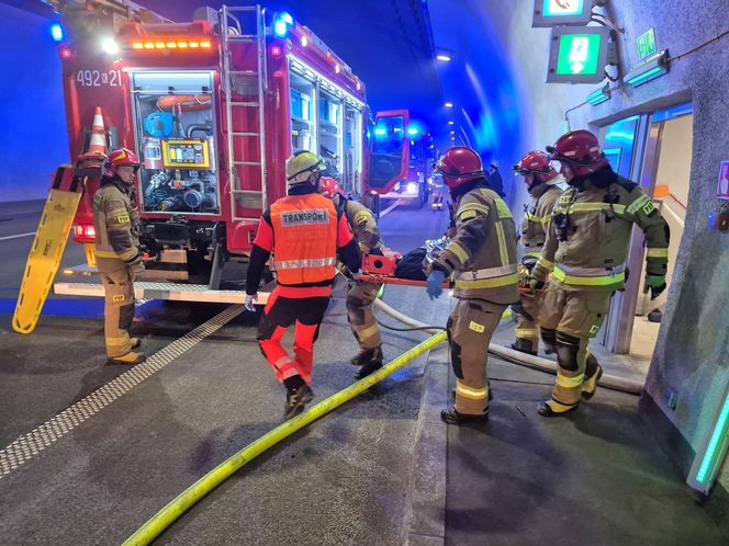 Tunel na Zakopiance został zamknięty. Przeprowadzono specjalną akcję służb ratunkowych