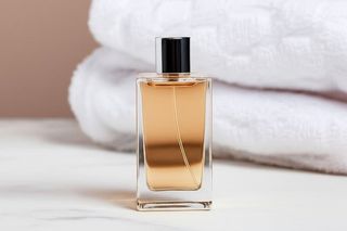 AI wybrała najpiękniejsze perfumy dla kobiet na lato. Polki doskonale znają ten zapach. Pachnie niczym czyste pranie schnące na świeżym powietrzu na podlaskiej wsi. Zapach ten kosztuje tylko 40 zł i uwodzi