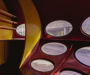 Futuro House - zdjęcia fińskiego domku letniskowego w kształcie UFO w WeeGee Exhibition Centre