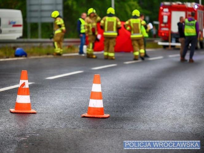 38-latek uderzył w bariery, motocykl rozpadł się na dwie części