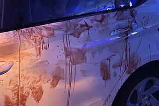 Horror na Woli. Kobieta w szale wysmarowała swoją krwią samochody