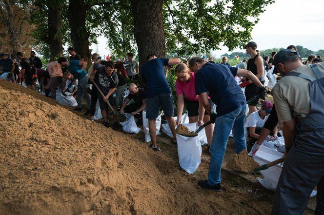 Powódź w Polsce 2024. Fala kulminacyjna przechodzi przez kolejne miasta. Wielkie sprzątanie w zniszczonych miejscowościach