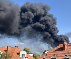 Niebezpieczny pożar w Zabrzu! Na miejscu grupa chemiczna i dziesiątki zastępów straży pożarnej. Groźba ewakuacji i pilny apel do mieszkańców