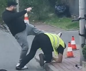 Ochroniarz pobity na Ochocie. Agresywny dostawca zaatakował. Poszło o parkowanie!