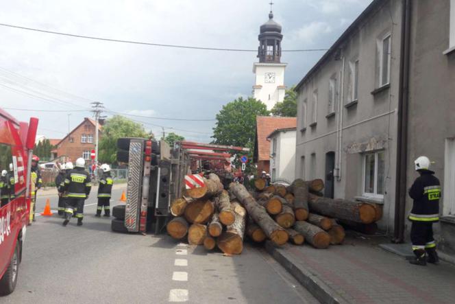 Koszmarny wypadek Osiu! Ciężarówka z drewnem przewróciła się i zmiażdżyła osobówkę! [ZDJĘCIA]