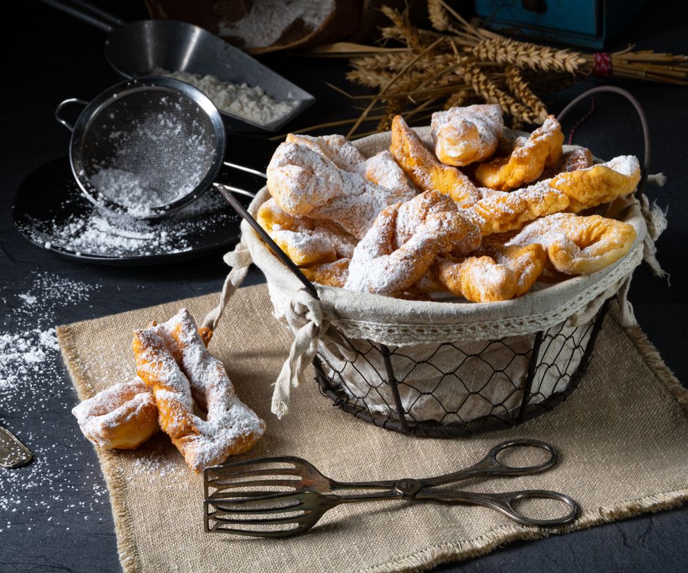 Ekspresowe faworki z ciasta francuskiego - smażone ciasteczka w 15 minut