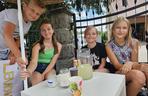 Dzieci sprzedają lemoniadę w wakacje [GALERIA]