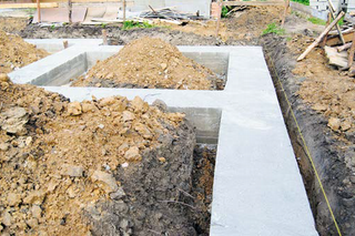 Koszty budowy fundamentów. Tańsze są fundamenty tradycyjne czy płyta fundamentowa?