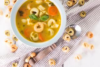 Kremowa zupa z tortellini i szpinakiem: przepisy na szybki obiad