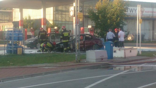 Na stacji benzynowej na ul. Milczańskiej spłonął samochód! [ZDJĘCIA]